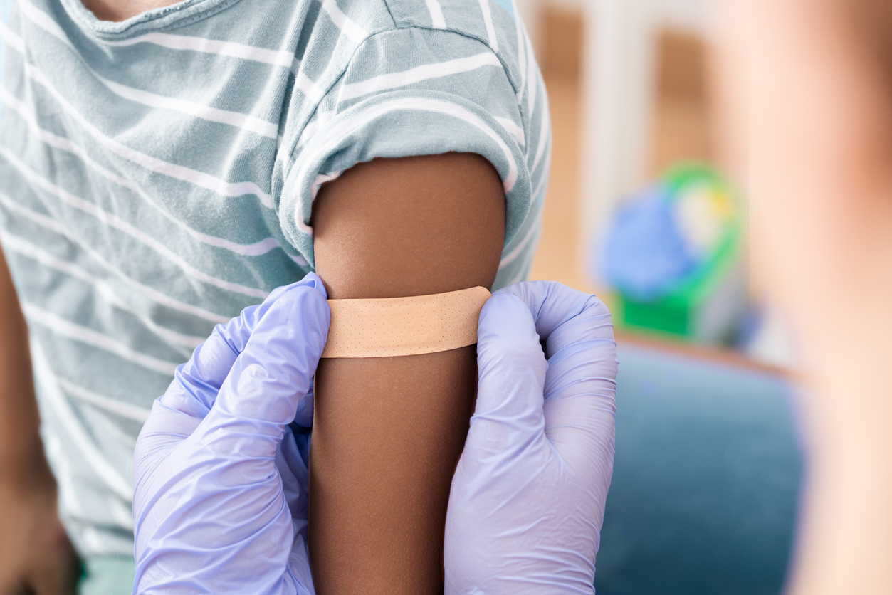 Barn blir vaccinerat.