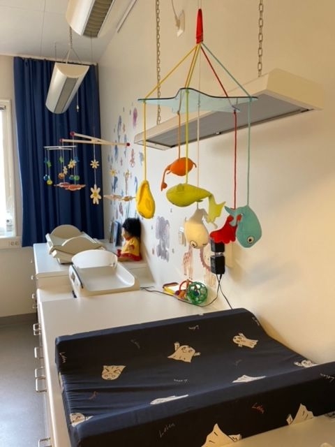Skötbord med babygym.